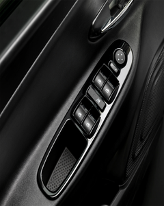 Platine noir brillant sur les commandes de lève-vitres pour Lancia Ypsilon